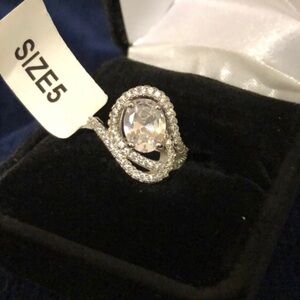Elegant Silver Women's Ring With ‘Diamonds’
